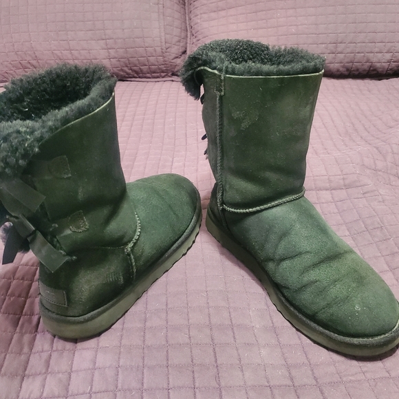 Well loved ugg bow boots - Picture 1 of 8